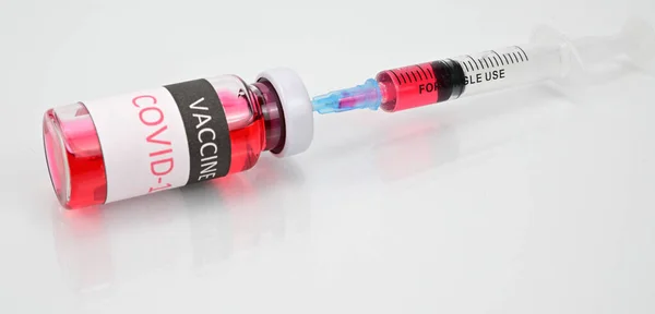 Injektionsflaska Med Coronavirus Vaccin Sprutans Nål Sitter Fast Korken Del — Stockfoto