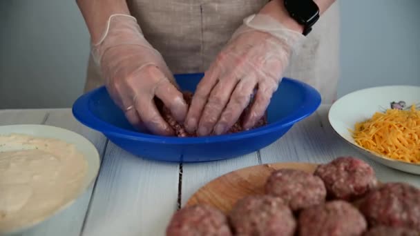 Eine Frau Durchsichtigen Handschuhen Rollt Hackfleischschnitzel Hackfleischreste Befinden Sich Einer — Stockvideo