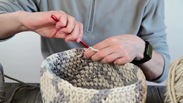 Une Femme Crochète Panier Décoratif Partir Cordon Épais Crochet Partir — Video