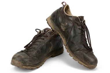 Kahverengi deri çizmeler giyiyordu. Deri üzerinde toprak ve çizikler görülebilir. Beyaz arkaplanda izole.