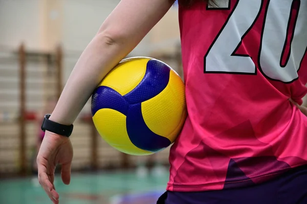 Bir Voleybol Oyuncusu Eli Vücudu Arasında Voleybol Topunu Tutarken Sırtı Telifsiz Stok Imajlar
