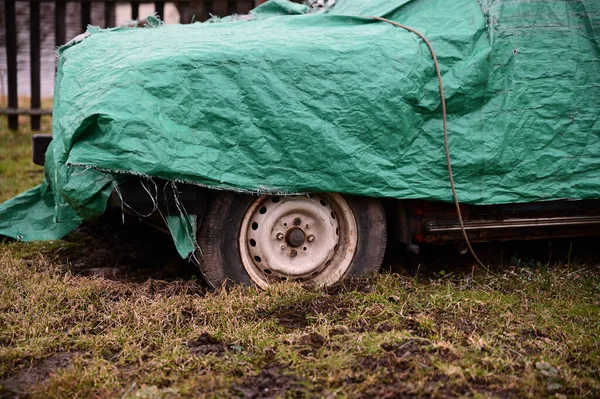 Carro Velho Coberto Com Uma Lona Rasgada Rodas Afundam Chão — Fotografia de Stock
