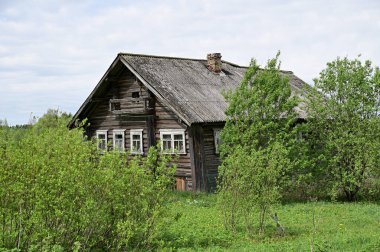 İki katlı eski bir kulübe. Yıpranmış odunlardan yapılmış terk edilmiş bir bina. Çatının ortasından çıkan bir baca. Tahta omuz ve yosunla kaplıydı..