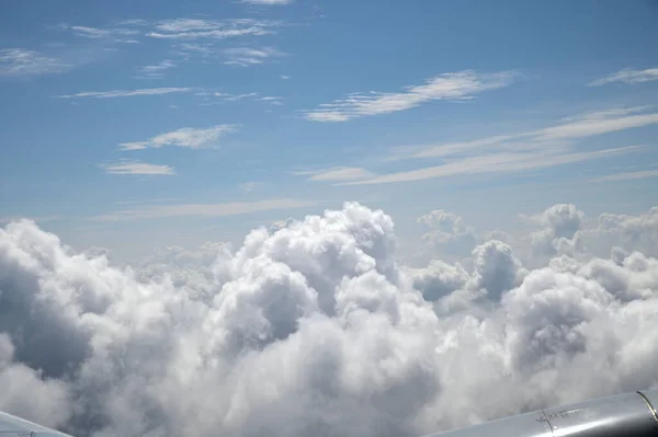 Nori Vizibili Fereastra Avionului Avion Deasupra Norilor — Fotografie, imagine de stoc