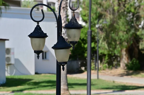 Straatlamp Met Drie Tinten Weg Verlicht Door Zon — Stockfoto