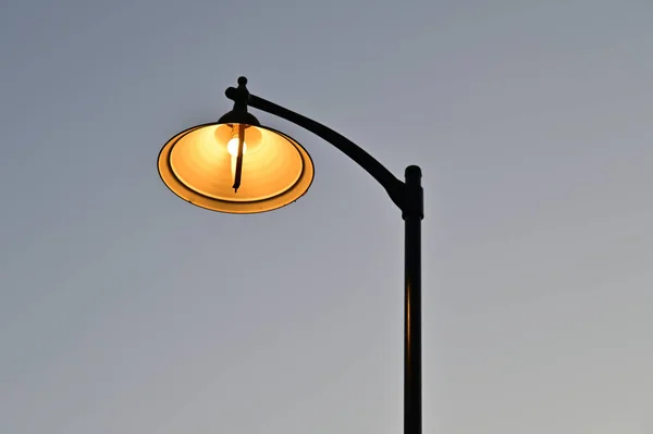 Plafond Street Lamp Lit Light Bulb Background Darkening Sky — Stock Photo, Image