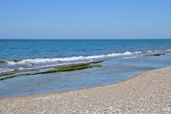 Die Brandung Kiesstrand Blauer Wolkenloser Himmel Meereshorizont — Stockfoto