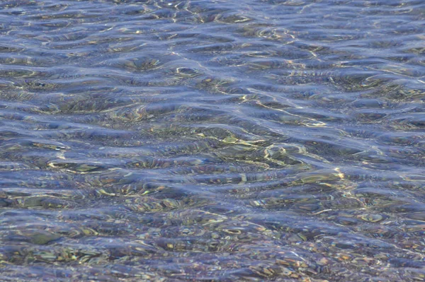 Agua Mar Transparente Fondo Guijarros Brillando Través Ella Deslumbramiento Del —  Fotos de Stock