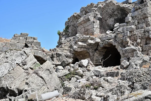 Ερείπια Ενός Αρχαίου Ρωμαϊκού Υψηλού Κτιρίου Χτισμένο Από Λίθινους Λίθους — Φωτογραφία Αρχείου