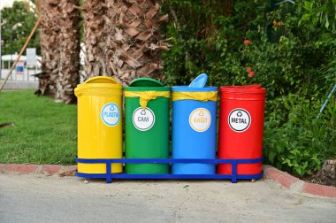 Otelde atık toplamak için çok renkli çöp kutuları. Plastik torbalı çöp tenekeleri..