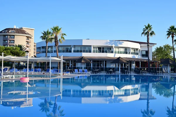 Türk Otelinde Pürüzsüz Mavi Suyla Yüzme Havuzu Arka Plandaki Otel Stok Resim