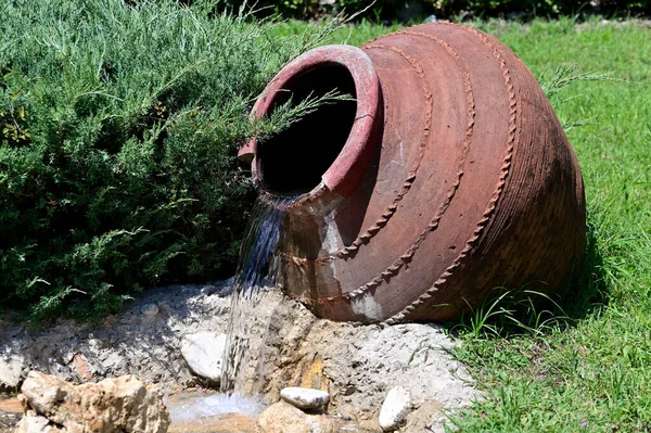 Agua Vierte Ánfora Decorativa Una Piscina Artificial Sol Brilla — Foto de Stock