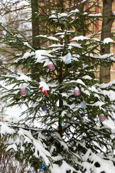 Albero Natale Fuori Coperto Neve Decorato Con Giocattoli Anno Nuovo — Foto Stock