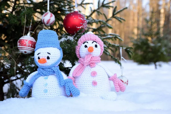 Gestrickte Schneemänner Bunten Kleidern Stehen Schnee Unter Einem Mit Spielzeug — Stockfoto