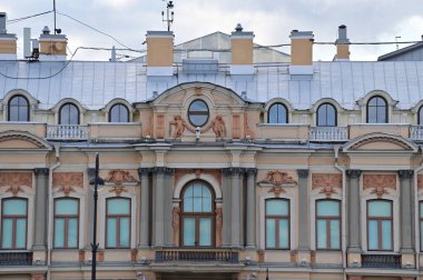 Eski bir şehir binasının iskeletinin parçası. Kıvrımlı pencereler, alçı pervazlar.