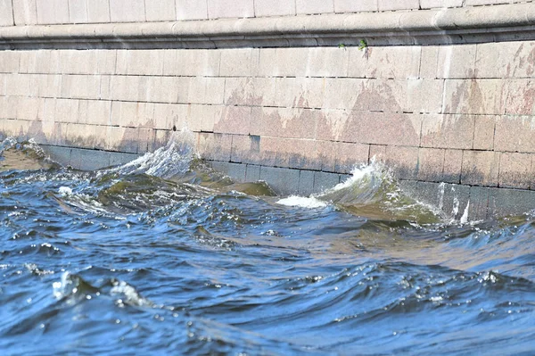 花崗岩の堤防上を流れる川の波 スプラッシュはさまざまな方向に飛ぶ — ストック写真