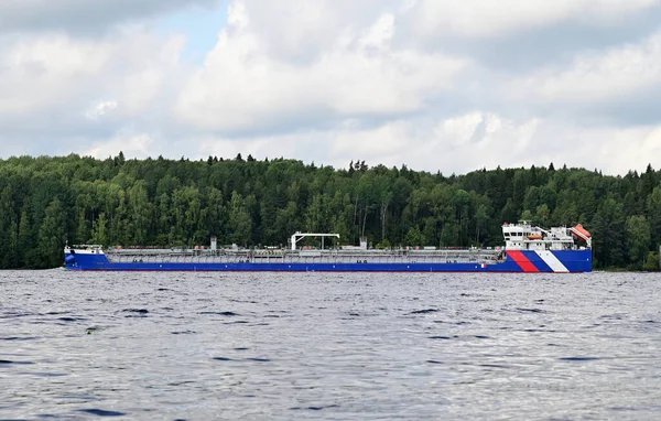 Petroleiro Fluvial Carregado Própria Linha Água Move Longo Rio Navegável — Fotografia de Stock