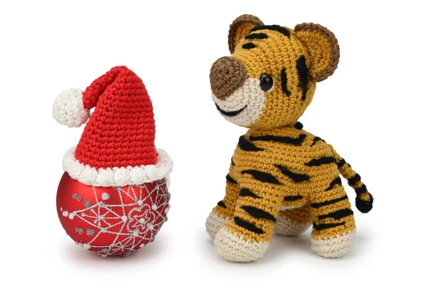 Ein Gestrickter Tiger Auf Vier Beinen Steht Neben Einem Weihnachtsbaumspielzeug — Stockfoto