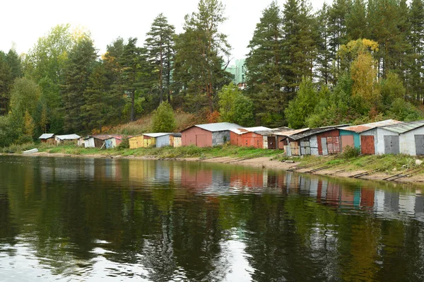 Garajes Multicolores Construidos Largo Del Río Los Rieles Conducen Río —  Fotos de Stock