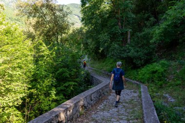 Ravello 'nun ve Amalfi sahillerinin yollarında yürüyorum.
