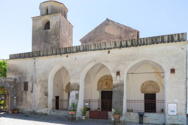 Ravello 'nun ve Madonna Annunziata' nın Amalfi sahil kilisesinin patikalarında yol alıyoruz.