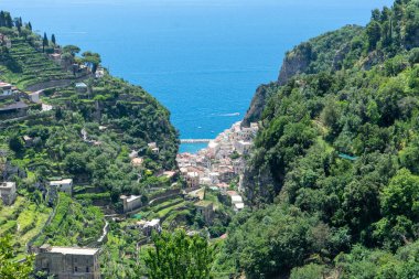 Ravello 'nun ve Amalfi sahillerinin yollarında yürüyorum.