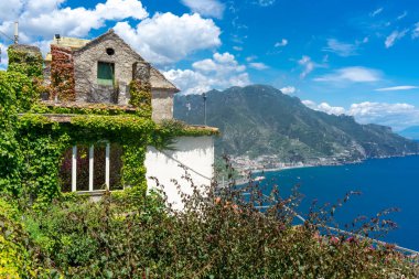 Ravello 'nun ve Amalfi sahillerinin yollarında yürüyorum.