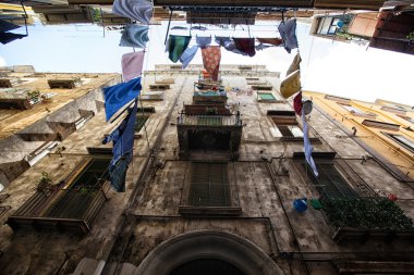 Giysi Napoli sokakları asılı