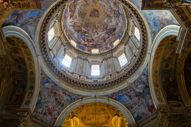 İçerisi tamam Napoli Katedrali, kubbenin freskleri