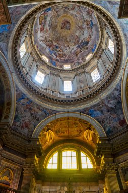 İçerisi tamam Napoli Katedrali, kubbenin freskleri