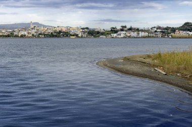 Miseno Gölü 'nde yürüyorum.
