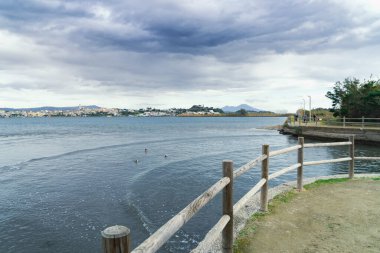 Miseno Gölü 'nde yürüyorum.