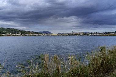 Miseno Gölü 'nde yürüyorum.