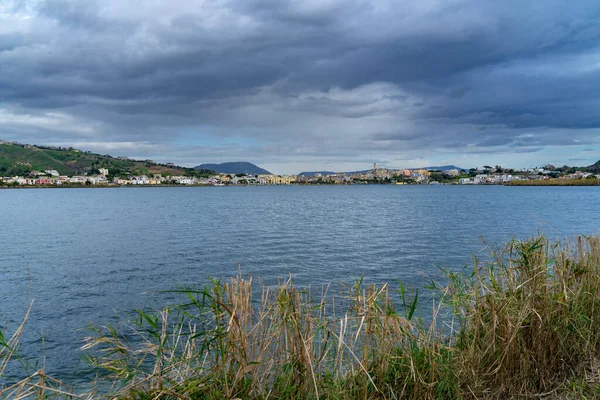 Miseno Gölü 'nde yürüyorum.