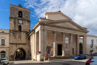 Isernia sokaklarında yürüyorum