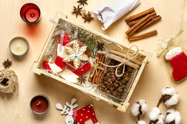 Vård paket, säsongsöppen presentförpackning med kaffe, pepparkakor och kanel Personlig miljövänlig korg för familjen, vänner för tacksägelse, jul, mödrar, fäder dag platt låg — Stockfoto