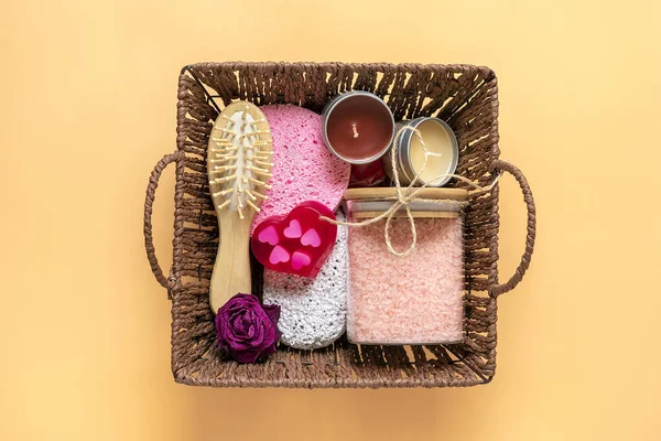 Bakım kutusu. Çevre dostu kozmetik seti. Banyo tuzu, ahşap tarak, sünger taşı, aroma mumları, kalp şeklinde el yapımı sabun.