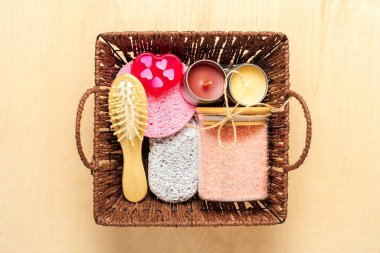 Bakım kutusu. Çevre dostu kozmetik seti. Banyo tuzu, ahşap tarak, sünger taşı, aroma mumları, kalp şeklinde el yapımı sabun.