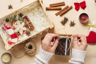 Kadın elleri bakım paketi, içinde kahve, zencefilli ekmek ve tarçın bulunan mevsimlik hediye kutusu aile için kişisel çevre dostu sepet, şükran için arkadaşlar, Noel, anneler, babalar günü düzüşme.