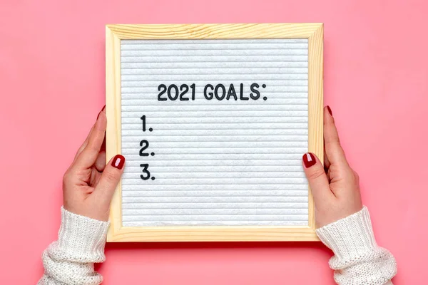 Female Hands Holds Felt Board Text 2021 Goals Pink Background — Stock Photo, Image