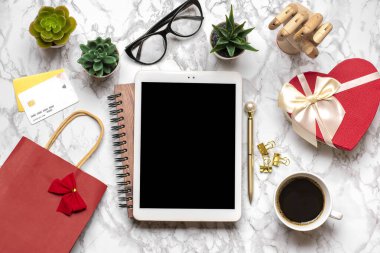 Hediye seçmek için tablet, satın almak için kahve, banka kartı, kutu, çanta, mermer masa üzerinde iki kalp düz bir alışveriş listesi, Sevgililer Günü 'nüz kutlu olsun, çevrimiçi dükkan konsepti..