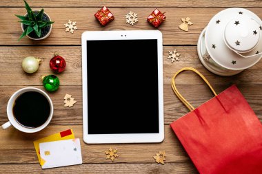 Siyah ekranlı tablet, fincan kahve, banka kartı, Xmas dekor, ahşap masadaki kar taneleri Üst Manzara Yasak Tatil alışveriş listesi, Mutlu Yıllar, çevrimiçi alışveriş, hediyeler seçer, satın alma konsepti yapar