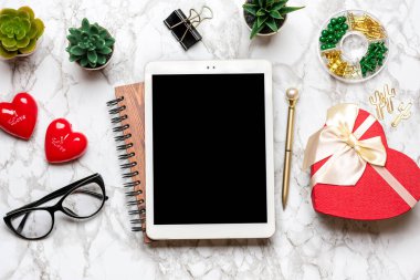 Hediye seçmek için tablet, satın almak için kahve, banka kartı, kutu, çanta, mermer masa üzerinde iki kalp düz bir alışveriş listesi, Sevgililer Günü 'nüz kutlu olsun, çevrimiçi dükkan konsepti..