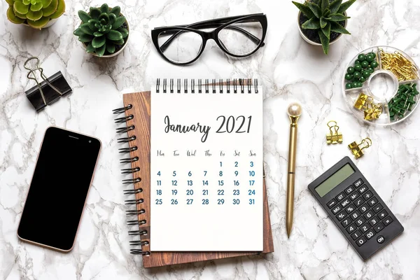 Open Calendar January 2021 Ποτήρια Φλιτζάνι Καφέ Στυλό Smartphone Παχύφυτα — Φωτογραφία Αρχείου