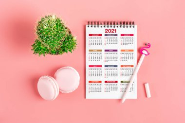 Açık Takvim Ocak 2021, mumlar, kalem, tatlılar, pembe masa üzerindeki sulular Üst görünüm Düz Yatay Eğitim, Hedefler, Çözümler, Plan, Küçük Sahip İş Konsepti Ev İş Yeri.