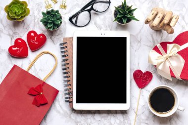 Hediye seçmek için tablet, satın almak için kahve, banka kartı, kutu, çanta, mermer masa üzerinde iki kalp düz bir alışveriş listesi, Sevgililer Günün kutlu olsun, çevrimiçi alışveriş konsepti