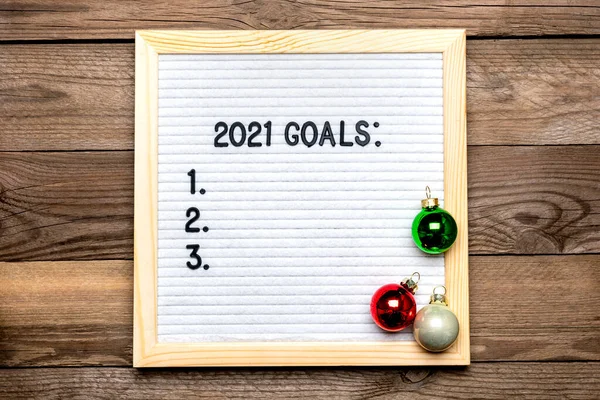 Text - 2021 goals Motivational quotes on message felt board, deer on wooden background Planning, self motivation, achievement, success, wish list, checklist, Christmas concept Top view Flat lay — Stock Photo, Image