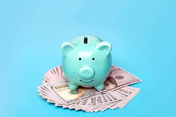 Piggy bank, dolar banknot mavi arkaplan satın alma, satış, yatırım, bankacılık, kredi, sigorta konsepti Flat lay Top view İş ve finans