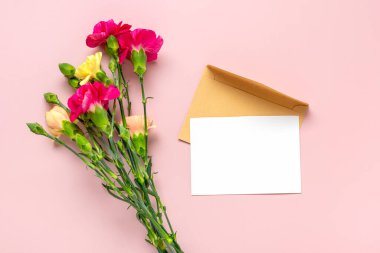 Pembe karanfilli çiçek buketi Pembe arka planda izole edilmiş Düz Manzara Tatil kartı 8 Mart, Sevgililer Günü, Anneler Günü, Anma Günü, Öğretmenler Günü konsepti Boşluğu Kopyala.