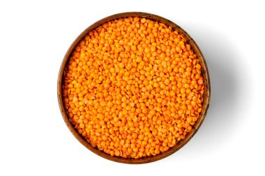 Tahta kasede çiğ turuncu mercimek, beyaz arka planda izole kaşık Düz düz yerde sağlıklı beslenme, sebze protein konsepti Geleneksel Türk yemeği.